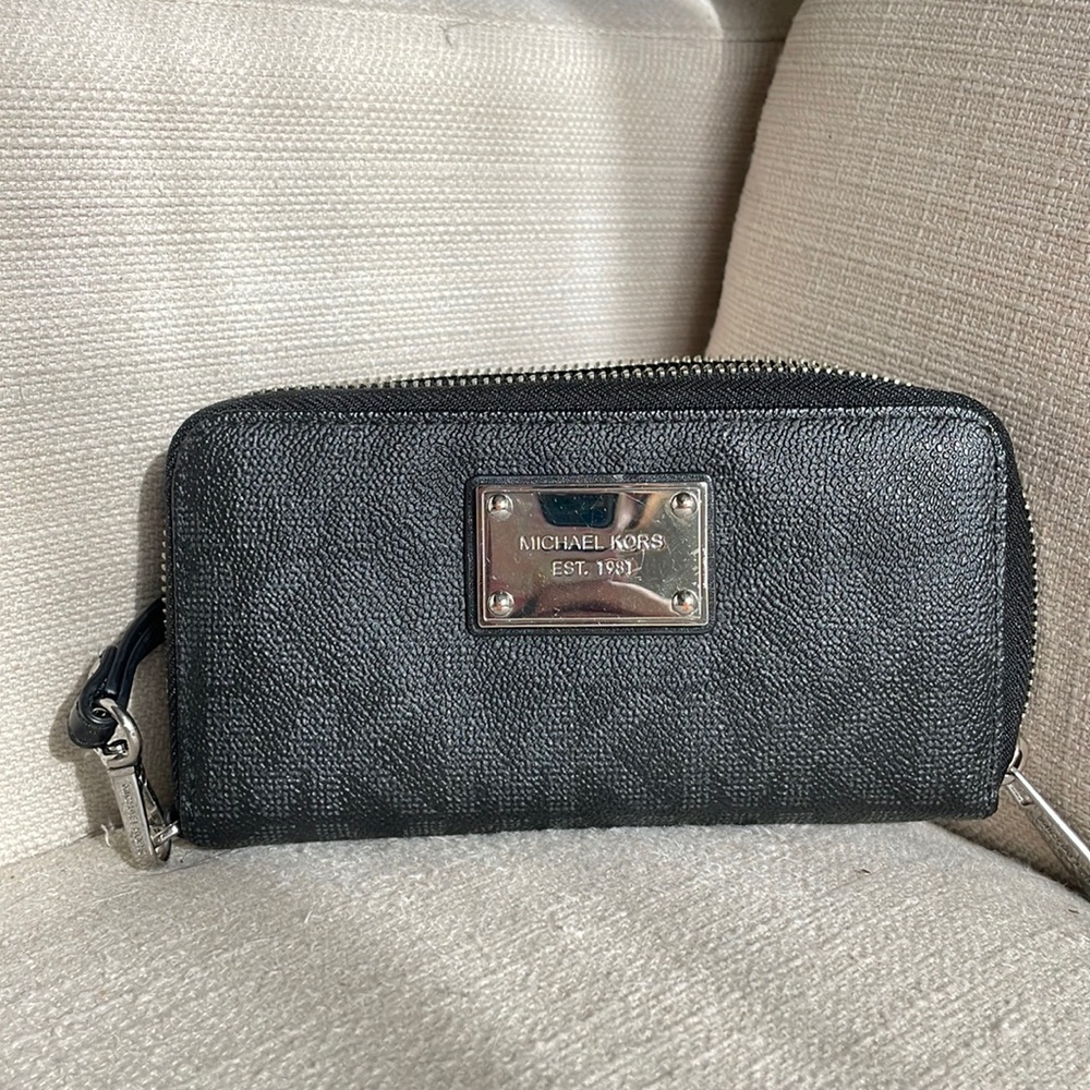 Michael Kors black wallet, excellent condition barely used/like new